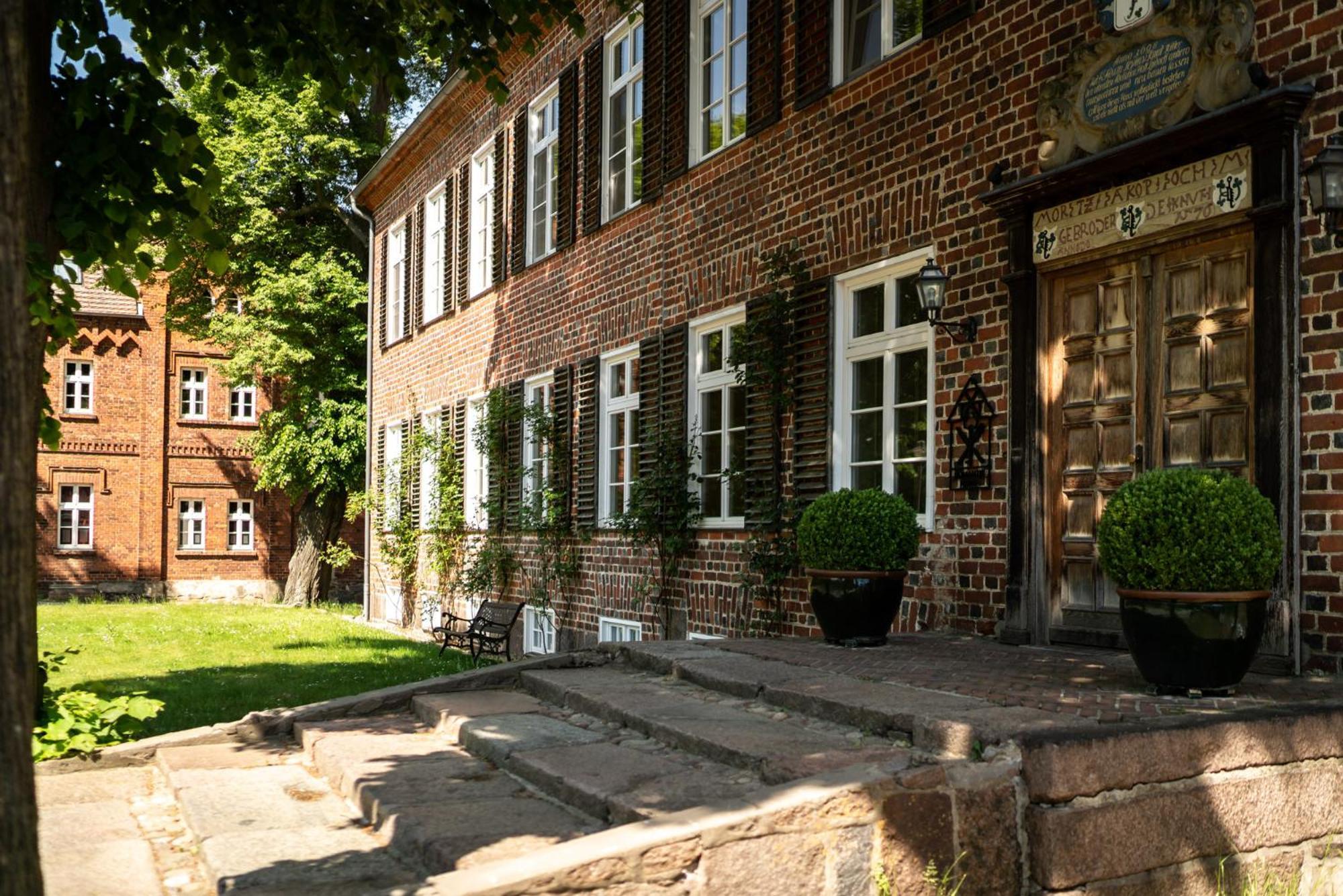 Romantik Hotel Gutshaus Ludorf Exterior photo